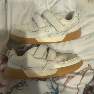 Wonder Nation sz 10 white tennis shoes . Ver good condition